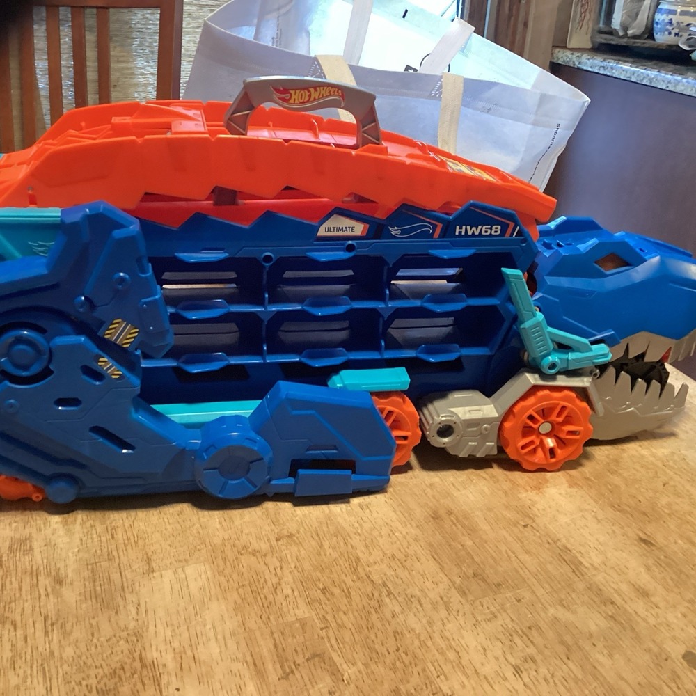 Hot Wheels City Ultimate T-Rex Hauler Dinosaur Semi Truck Storage Garage GVG67